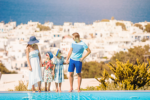 포토 JPG 해외이미지 전신 나무 여자 남자 어린이 가족 휴가 가족여행 수영장 여러명 성인 건물 앞모습 여름휴가 마주보기 마을 그리스 해안도시 미코노스섬 해외포토 식물 건축물 유럽 뷰포인트 섬 여행 다수 관계 모션 사람 도시 파일형식 여름_계절 이미지허브