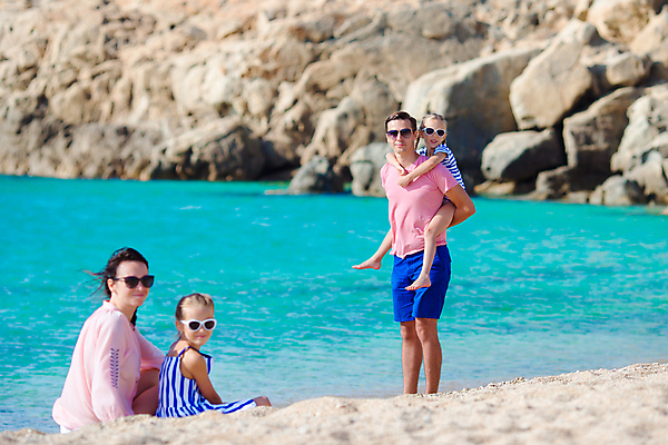 포토 JPG 해외이미지 전신 여자 남자 행복 어린이 가족 휴가 가족여행 서기 앉기 소녀 여러명 성인 해변 옆모습 여름 여름휴가 뒤돌아보기 그리스 업기 미코노스섬 해외포토 계절 감정 유럽 바다 뷰포인트 섬 여행 다수 관계 모션 사람 파일형식 여름_계절 이미지허브