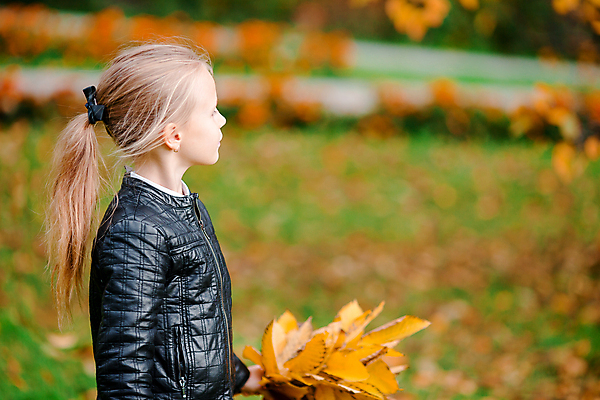 포토 JPG 해외이미지 나무 백인 공원 여자 어린이 한명 웃음 소녀 야외 가을풍경 맑음 가을 숲 소녀한명만 해외포토 서양인 식물 1 계절 공공시설 날씨 표정 사람 풍경 여자한명만 소녀만 파일형식 가을_계절 이미지허브