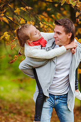 포토 JPG 해외이미지 나무 백인 공원 여자 남자 딸 어린이 단풍 가족 소녀 성인 야외 두명 가을풍경 맑음 가을 아빠 숲 해외포토 서양인 식물 계절 공공시설 잎 관계 날씨 사람 풍경 파일형식 가을_계절 이미지허브