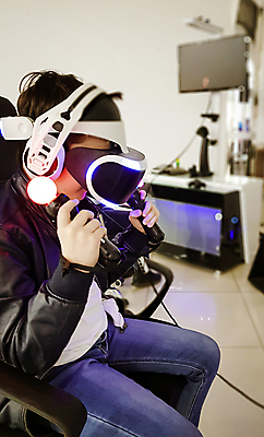 포토 JPG 해외이미지 남자 어린이 한명 들기 앉기 소년 상반신 헤드셋 게임 게임기 가상현실 소년한명만 VR기기 해외포토 1 음향기기 모션 놀이 사람 헤드폰 기계 남자한명만 소년만 파일형식 이미지허브