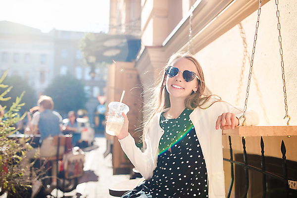 포토 JPG 해외이미지 주간 여자 음료 어린이 휴식 한명 들기 앉기 상반신 야외 앞모습 여름휴가 바캉스 선글라스 햇빛 소녀한명만 해외포토 자연요소 1 안경 뷰포인트 컨셉 모션 휴가 사람 태양 여자한명만 소녀만 파일형식 여름_계절 이미지허브