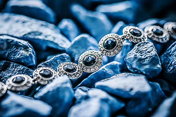 포토 JPG 해외이미지 장신구 팔찌 실내 사람없음 조약돌 화려 우아함 보석 파란배경 다이아몬드 해외포토 백그라운드 컨셉 내부 파란색 돌_바위 광석 파일형식 이미지허브