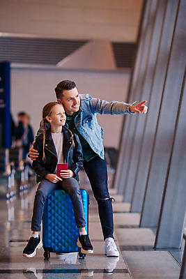 포토 JPG 해외이미지 전신 응시 딸 어린이 여행 가족 휴가 함께함 실내 서기 들기 앉기 성인 앞모습 여행객 캐리어 가리킴 아빠 공항 여권 어깨에손 해외포토 시선 뷰포인트 컨셉 관계 교통시설 모션 사람 손짓 내부 여행가방 파일형식 이미지허브