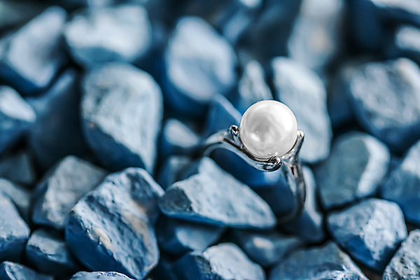포토 JPG 해외이미지 장신구 실내 사람없음 뷰티 조약돌 반지 화려 우아함 보석 파란배경 진주 해외포토 백그라운드 컨셉 내부 파란색 돌_바위 광석 파일형식 이미지허브