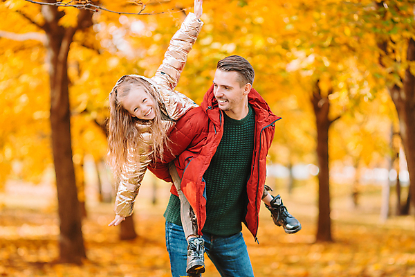 포토 JPG 해외이미지 나무 백인 공원 여자 남자 딸 어린이 단풍 가족 소녀 성인 야외 두명 가을풍경 맑음 가을 아빠 숲 해외포토 서양인 식물 계절 공공시설 잎 관계 날씨 사람 풍경 파일형식 가을_계절 이미지허브