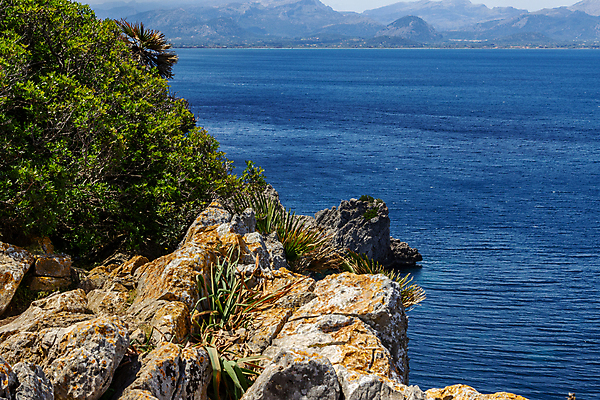 포토 JPG 해외이미지 섬 하늘 휴가 산 사람없음 물 태양 맑음 만 스페인 지중해 암초 화창 해외포토 자연요소 유럽 바다 날씨 파일형식 이미지허브