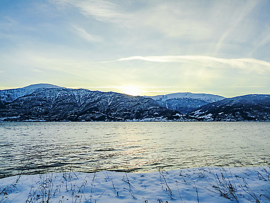 포토 JPG 해외이미지 유럽 바다 여행 겨울 자연 하늘 산 파노라마 노르웨이 사람없음 물 파란색 컬러풀 햇빛 태양 마을 일출 항구 일몰 추위 흰색 크루즈 방향 북쪽 스칸디나비아 해외포토 자연요소 계절 나라 컬러 배_교통 교통시설 촬영기법 노을 생태계 파일형식 이미지허브