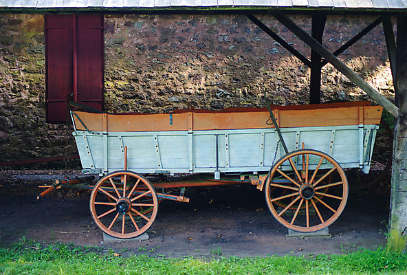 포토 JPG 해외이미지 전통 교통수단 여행 농업 교통시설 날씨 사람없음 야외 목재 장식 빨간색 농장 농경지 마을 카트 수확 골동품 시골 바퀴 역사 복고 택시 과거 마차 외양간 구식 밭일 옛날 회복 스타일 해외포토 나무 산업 컬러 교통 컨셉 재료 승용차 자동차 시설 파일형식 이미지허브