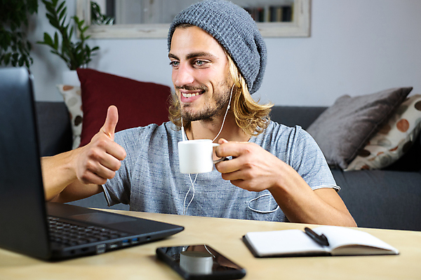포토 JPG 해외이미지 백인 직업 학생 라이프스타일 남자 거실 인터넷 비즈니스 사업가 학교 탁자 휴식 아파트 주택 한명 사람 성인 내부 노트북 스마트폰 핸드폰 컴퓨터 금발 사무실 헤드폰 공책 업무 작업 시원함 강의 집중 책상 대학교 온라인 스타일 해외포토 서양인 1 헤어스타일 교육 음향기기 가구 컨셉 문구용품 건물 생활 전자제품 스마트기기 파일형식 이미지허브