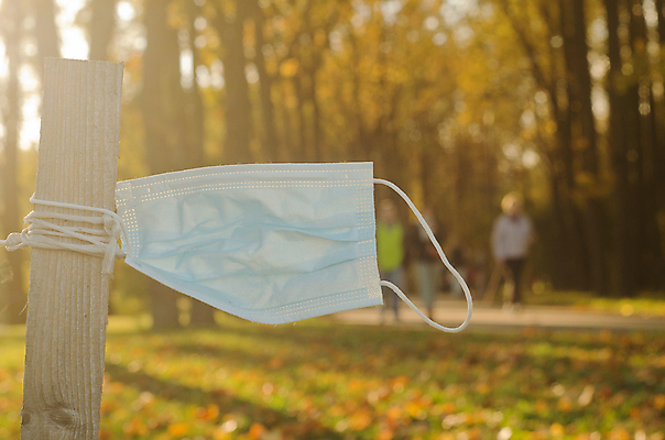 포토 JPG 해외이미지 공원 가면 사람없음 환경 일몰 재활용 쓰레기 위험 일회용 플라스틱 생태계 낭비 생태학 전염병 해외포토 공공시설 교육 컨셉 재질 노을 질병 친환경 파일형식 이미지허브