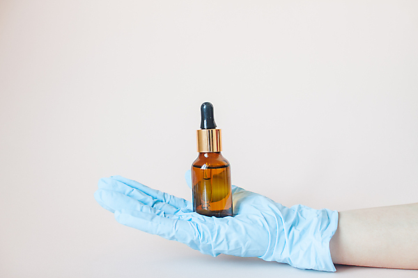 포토 JPG 해외이미지 손 얼굴 장갑 백그라운드 컨셉 유리 건강 사람없음 치료 물 뷰티 약 스파 화장품 장비 의사 흰색 액체 실험실 떨어짐 약초 컨테이너 약국 허브 피부 유기농 향기 아로마 로션 향 스킨케어 아로마테라피 테라피 내추럴 돌봄 에센스 추출 피펫 노화 해외포토 자연요소 식물 웰빙 잡화 산업 컬러 의학 모션 재질 실험기구 실험 신체부위 의료진 풀_식물 냄새 파일형식 이미지허브