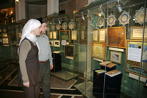 포토 JPG 해외이미지 전통 커플 교육 문화 여행 미술 설명 사람 두명 스터디 걷기 역사 이슬람교 전시회 박물관 모스크 커뮤니티 아랍어 특별함 해외포토 종교 컨셉 관계 모션 문화예술 학습 전시 파일형식 이미지허브