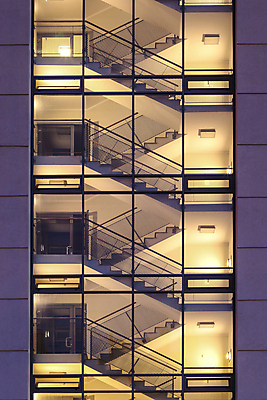 포토 JPG 해외이미지 건축양식 창문 유리 출입구 조명 바닥 주택 실내 안전 사람없음 내부 건물 빛 문 계단 어둠 블록 긴급 야간 저녁 문학 단계 빛망울 대피 방법 해외포토 자연요소 건축물 건축 재질 파일형식 이미지허브