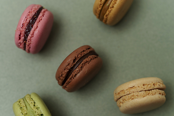 포토 JPG 해외이미지 디저트 실내 사람없음 여러개 마카롱 초록배경 해외포토 음식 다수 백그라운드 내부 초록색 파일형식 이미지허브