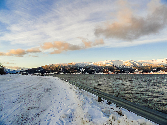 포토 JPG 해외이미지 나무 유럽 도로 길 여행 겨울 교통시설 자동차 자연 아침 날씨 산 거리 노르웨이 풍경 사람없음 야외 파란색 컬러풀 햇빛 태양 일출 맑음 냉동 얼음 운전 흰색 시골 황금 언덕 속도 방법 스칸디나비아 폭설 눈내림 겨울풍경 해외포토 주간 자연요소 식물 계절 나라 육상교통 컬러 교통 모션 눈_날씨 노을 자연재해 시설 생태계 파일형식 이미지허브