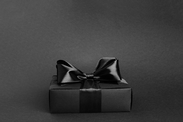 포토 JPG 해외이미지 템플릿 디자인 리본 종이 백그라운드 컨셉 크리스마스 휴가 선물 사람없음 장식 쇼핑 상자 유행 세일 상점 검은색 어둠 회색 고급 우아함 구매 실크 묶기 심볼 활 매듭 심플 소매 승진 종료 금요일 마케팅 특별함 블랙프라이데이 제의 해외포토 기념일 컬러 모션 데이이벤트 직물 요일 파일형식 이미지허브