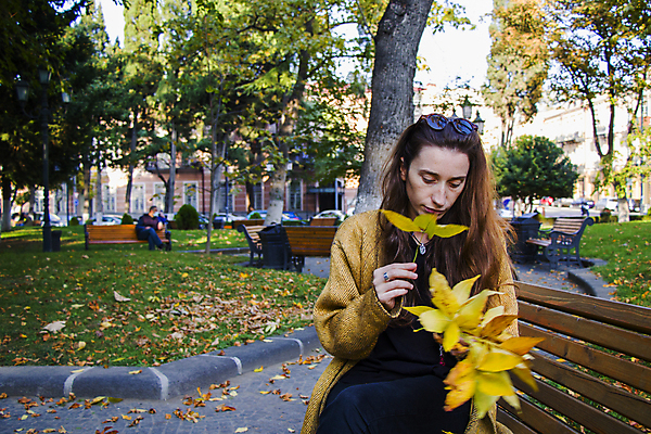 포토 JPG 해외이미지 나무 식물 백인 1 라이프스타일 응시 공원 여자 행복 얼굴 잎 자연 휴식 한명 웃음 사람 앉기 성인 야외 초록색 선글라스 햇빛 뷰티 노란색 유행 귀여움 일몰 직물 생강 내추럴 해외포토 서양인 시선 공공시설 감정 안경 컬러 컨셉 채소 모션 표정 생활 신체부위 태양 노을 생태계 파일형식 이미지허브