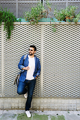 포토 JPG 해외이미지 모델 1 라이프스타일 응시 남자 안경 음료 벽 포즈 백그라운드 셔츠 휴식 수염 한명 사람 성인 컵 파란색 컬러풀 선글라스 유행 기댐 마시기 자신감 우아함 시원함 긍정 따뜻한음료 스타일 힙스터 해외포토 식기 시선 잡화 패션 감정 컬러 컨셉 상의 모션 생활 파일형식 이미지허브