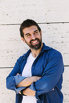 포토 JPG 해외이미지 모델 1 라이프스타일 응시 남자 행복 벽 사업가 수염 한명 서기 미소 웃음 사람 성인 야외 30대 유행 팔짱 기댐 흰색 도시 시원함 히스패닉 스타일 카피스페이스 해외포토 직업 시선 감정 컬러 모션 표정 생활 장년 공백 파일형식 이미지허브