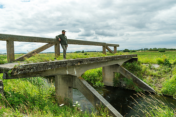 포토 JPG 해외이미지 구름 라이프스타일 응시 남자 실루엣 여행 유니폼 자연 하늘 아침 휴가 한명 서기 경비 사람 풍경 성인 야외 초록색 물 여름 강 평화 항구 일몰 새벽 자유 기다림 방파제 보안 지역 병정 옛날 제어 콘크리트 혼자 해외포토 주간 자연요소 1 시선 옷 계절 공공시설 컬러 컨셉 교통시설 모션 촬영기법 안전 생활 노을 보호 생태계 파일형식 이미지허브