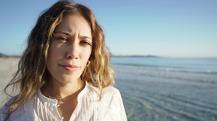 포토 JPG 해외이미지 모델 1 라이프스타일 응시 여자 감정 얼굴 셔츠 생각 청소년 함께함 한명 사람 20대 야외 가로 금발 머리 카메라 귀여움 새벽 기쁨 자유 흰색 표현 입술 심플 개성 심각 진짜 스타일 해외포토 자연요소 헤어스타일 시선 컬러 컨셉 상의 청년 생활 신체부위 전자제품 파일형식 이미지허브