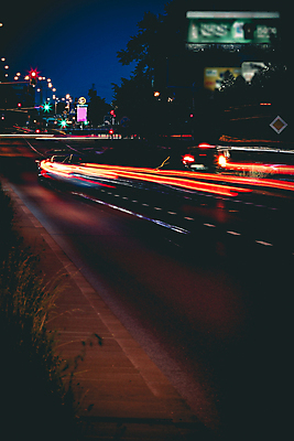 포토 JPG 해외이미지 도로 이동 가로등 교통시설 모션 자동차 전등 거리 사람없음 야외 빨간색 빛 도시풍경 어둠 황혼 운전 차도 도시 도심 야간 소프트포커스 번개 아스팔트 속도 역동적 바쁨 시티라이프 타운 광 방법 블러 바르샤바 해외포토 자연요소 라이프스타일 공공시설 길 육상교통 컬러 교통 컨셉 날씨 조명 촬영기법 풍경 일몰 시설 폴란드 파일형식 이미지허브