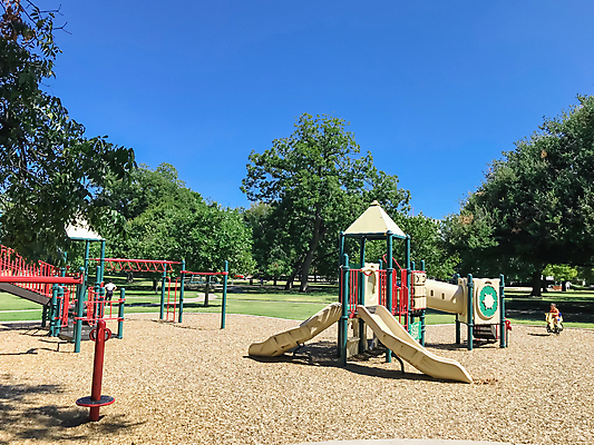 포토 JPG 해외이미지 라이프스타일 공원 어린이 스포츠 밭 벤치 장난 학교 사람없음 야외 건물 초록색 여름 청춘 도시풍경 컬러풀 장난감 운동 계단 미국 힘 게임 도시 도심 미끄럼틀 놀이터 플라스틱 그네 오르기 스카이라인 일반 이웃 걸음마 텍사스 해외포토 건축물 계절 공공시설 교육 컬러 컨셉 북아메리카 농업 의자 모션 재질 놀이 건강 사람 풍경 생활 놀이기구 파일형식 이미지허브