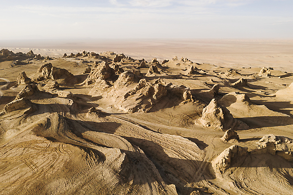 포토 JPG 해외이미지 여행 백그라운드 자연 산 건조 안테나 풍경 사람없음 야외 노란색 여행객 계곡 중국 침묵 사막 탐험 바위 황무지 모래언덕 언덕 부식 먼지 지역 가뭄 사암 내추럴 땅바닥 생태학 서쪽 절정 지질학 해외포토 교육 아시아 컬러 통신 날씨 바닥 사람 소리 돌_바위 방향 생태계 파일형식 이미지허브