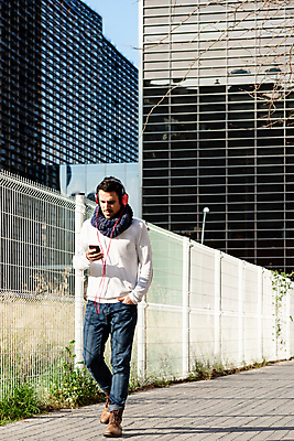 포토 JPG 해외이미지 1 라이프스타일 남자 행복 음악 이어폰 사업가 통신 청소년 모바일 거리 한명 미소 사람 성인 야외 건물 10대 스마트폰 핸드폰 유행 걷기 맑음 검은색 고층빌딩 헤드폰 목도리 듣기 잡기 도시 스타일 해외포토 직업 건축물 잡화 감정 컬러 음향기기 모션 날씨 문화예술 표정 빌딩 생활 전자제품 스마트기기 파일형식 이미지허브