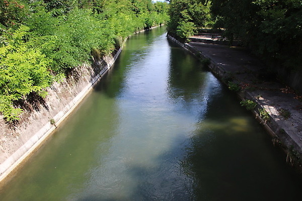 포토 JPG 해외이미지 나무 유럽 건축양식 자연 풍경 사람없음 야외 건물 물 강 교회 환경 이탈리아 시골 개울 관목 집중 통로 고고학 로마인 현재 해외포토 자연요소 식물 건축물 교육 건축 나라 컨셉 종교건축 인종 생태계 파일형식 이미지허브