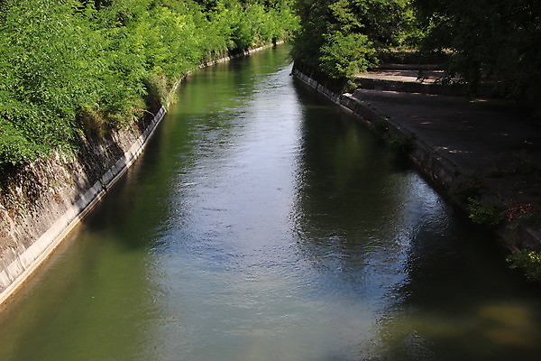 포토 JPG 해외이미지 나무 유럽 건축양식 자연 사람없음 야외 건물 물 강 교회 환경 이탈리아 시골 개울 관목 집중 통로 고고학 로마인 현재 해외포토 자연요소 식물 건축물 교육 건축 나라 컨셉 종교건축 인종 생태계 파일형식 이미지허브