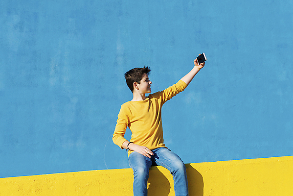 포토 JPG 해외이미지 주간 백인 라이프스타일 옷 남자 벽 모바일 세포 한명 앉기 손짓 소년 야외 10대 파란색 스마트폰 핸드폰 햇빛 노란색 카메라 맑음 일몰 청바지 도시 카피스페이스 셀룰러 해외포토 자연요소 서양인 1 어린이 컬러 바지 모션 청소년 날씨 사람 생활 전자제품 스마트기기 태양 노을 공백 파일형식 이미지허브