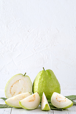 포토 JPG 해외이미지 과일 단면 실내 사람없음 흰배경 슬라이스 과일조각 구아바 해외포토 조각 백그라운드 내부 흰색 열대과일 파일형식 이미지허브