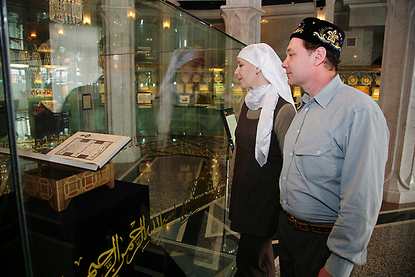 포토 JPG 해외이미지 전통 커플 교육 문화 여행 미술 설명 사람 두명 스터디 걷기 역사 이슬람교 전시회 박물관 모스크 커뮤니티 아랍어 특별함 해외포토 종교 컨셉 관계 모션 문화예술 학습 전시 파일형식 이미지허브