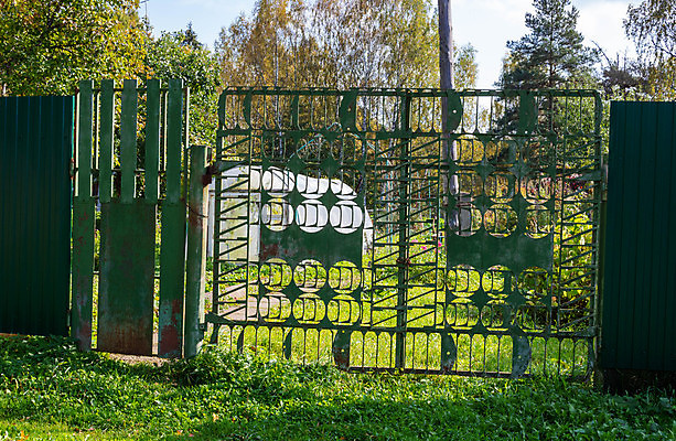포토 JPG 해외이미지 건축양식 자연 새로움 거리 주택 안전 사람없음 야외 건물 장식 울타리 갈색 금속 검은색 힘 수확 기둥 화려 보호 철 입장 그네 시골집 보안 대문 봉 철강 철책 해외포토 건축물 건축 컬러 컨셉 농업 재질 담장 문 생태계 파일형식 이미지허브