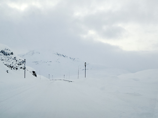 포토 JPG 해외이미지 나무 계절 유럽 도로 여행 겨울 교통시설 자동차 자연 날씨 산 노르웨이 사람없음 야외 목재 빨간색 냉동 운전 추위 흰색 고속도로 숲 사인 서리 봉 북쪽 눈보라 내추럴 방법 스칸디나비아 특별함 눈내림 해외포토 식물 나라 길 육상교통 컬러 교통 컨셉 재료 모션 눈_날씨 방향 시설 생태계 파일형식 이미지허브