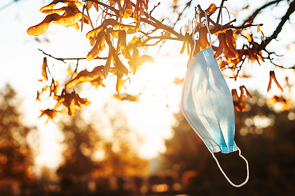 포토 JPG 해외이미지 나무 행복 얼굴 자연 하늘 건강 가면 안전 사람 사람없음 야외 햇빛 태양 일출 희망 일몰 봄 고통 나뭇가지 바이러스 호흡 보호 폐기물 일회용 감염 낭비 종료 전염병 코로나바이러스 해외포토 자연요소 식물 계절 감정 컨셉 신체부위 노을 질병 쓰레기 생태계 파일형식 이미지허브