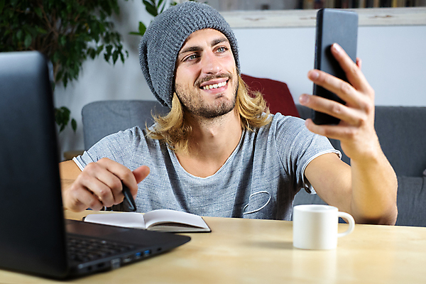 포토 JPG 해외이미지 백인 직업 라이프스타일 남자 행복 거실 인터넷 비즈니스 사업가 탁자 모바일 아파트 주택 한명 사람 성인 내부 노트북 스마트폰 컴퓨터 금발 사무실 공책 외침 업무 작업 비즈니스맨 치아 시원함 책상 부드러움 온라인 스타일 해외포토 서양인 1 헤어스타일 감정 가구 문구용품 건물 생활 전자제품 핸드폰 스마트기기 소리 직장인 소화기관 감각 파일형식 이미지허브