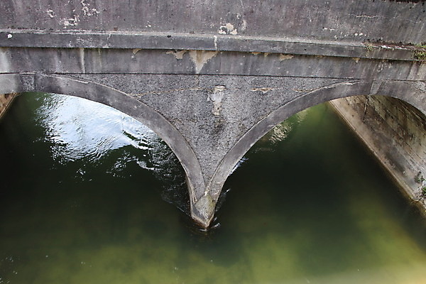 포토 JPG 해외이미지 나무 유럽 건축양식 자연 풍경 사람없음 야외 건물 물 강 교회 환경 이탈리아 시골 개울 관목 집중 통로 고고학 로마인 현재 해외포토 자연요소 식물 건축물 교육 건축 나라 컨셉 종교건축 인종 생태계 파일형식 이미지허브