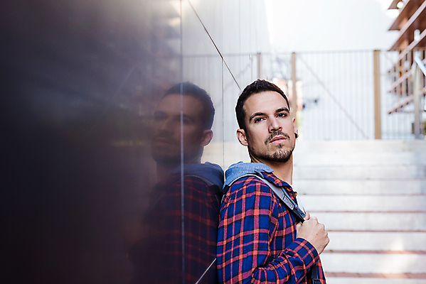 포토 JPG 해외이미지 백인 1 남자 벽 백그라운드 셔츠 생각 가방 비즈니스 사업가 수염 한명 서기 사람 성인 야외 가로 유행 기댐 어둠 잡기 비즈니스맨 기다림 명상 어깨 고민 배려 심각 스타일 해외포토 서양인 직업 잡화 감정 컨셉 상의 모션 신체부위 직장인 파일형식 이미지허브