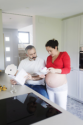 포토 JPG 해외이미지 커플 여자 남자 행복 음식 과일 가정 가족 관계 엄마 남편 주택 함께함 실내 건강 사랑 서기 미소 사람 앉기 성인 두명 책 부모 독서 주방 희망 임산부 임신 잡기 아내 태아 돌봄 정확 해외포토 감정 컨셉 모션 표정 내부 건물 파일형식 이미지허브