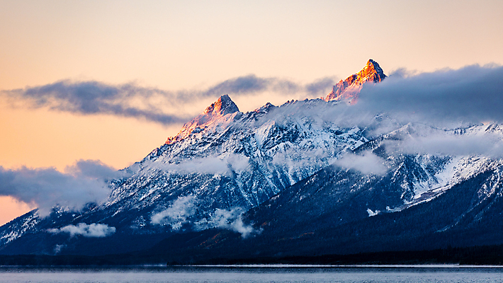 포토 JPG 해외이미지 구름 공원 호수 여행 북아메리카 겨울 자연 하늘 아침 날씨 산 파노라마 풍경 사람없음 야외 강 햇빛 일출 미국 황혼 일몰 새벽 추위 정상 와이오밍 절정 눈내림 해외포토 주간 자연요소 계절 공공시설 눈_날씨 촬영기법 아메리카 태양 노을 생태계 파일형식 이미지허브