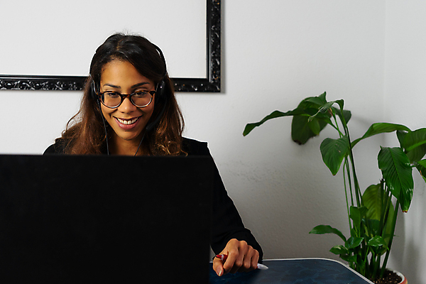 포토 JPG 해외이미지 직업 1 라이프스타일 여자 안경 비즈니스 새로움 주택 대화 한명 사람 노트북 스마트폰 컴퓨터 검은색 외침 업무 작업 컨설턴트 텔레마케팅 온라인 브라질사람 해외포토 잡화 컬러 컨셉 말하기 건물 생활 전자제품 핸드폰 스마트기기 소리 전문직 서비스업 상담 파일형식 이미지허브