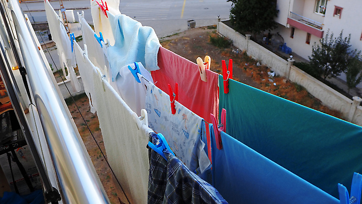 포토 JPG 해외이미지 옷 선 밧줄 백그라운드 가사 하늘 주택 건조 매달리기 사람없음 건물 여름 수건 태양 발코니 흰색 직물 빨래 빨랫줄 옷걸이 해외포토 자연요소 건축물 계절 줄 컬러 모션 위생용품 파일형식 이미지허브