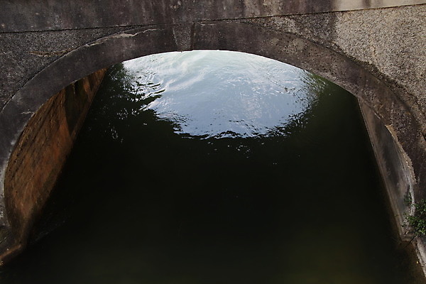 포토 JPG 해외이미지 나무 유럽 건축양식 자연 풍경 사람없음 야외 건물 물 강 교회 환경 이탈리아 시골 개울 관목 집중 통로 고고학 로마인 현재 해외포토 자연요소 식물 건축물 교육 건축 나라 컨셉 종교건축 인종 생태계 파일형식 이미지허브