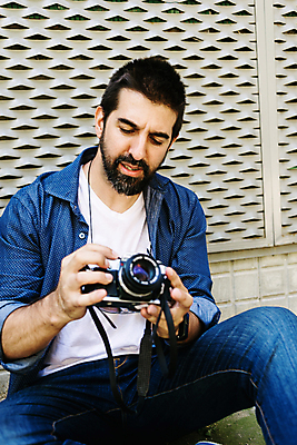 포토 JPG 해외이미지 직업 1 라이프스타일 남자 커피 벽 여행 휴가 휴식 수염 한명 사람 앉기 성인 취미 야외 캐주얼 여행객 카메라 사진촬영 기댐 잡기 도시 사진사 단절 땅바닥 해외포토 옷 음료 컨셉 모션 바닥 생활 전자제품 촬영 작가 파일형식 이미지허브