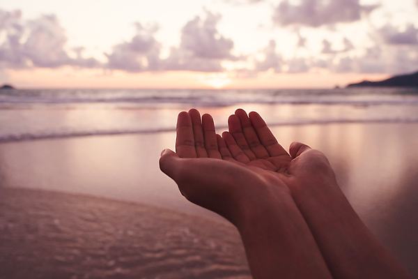 포토 JPG 해외이미지 손 하늘 해변 야외 신체부위 일몰 야간 손모으기 해외포토 자연요소 바다 사람 손짓 노을 파일형식 이미지허브
