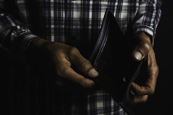 포토 JPG 해외이미지 1 손 백그라운드 컨셉 돈 비즈니스 관리 사람 성인 사람없음 금융 경제 빛 갈색 우주 동전 금지 오픈 지갑 가난 가죽 은퇴 실업 파산 대출 빚 세금 연금 옛날 자선단체 해외포토 컬러 신체부위 그룹 재산 자선 파일형식 이미지허브