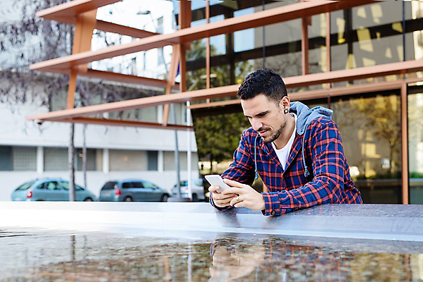 포토 JPG 해외이미지 백인 1 라이프스타일 남자 행복 인터넷 비즈니스 텍스트 통신 모바일 거리 세포 한명 미소 사람 성인 야외 건물 스마트폰 핸드폰 울타리 기댐 잡기 도시 비즈니스맨 자신감 메시지 어플리케이션 연결 시원함 의사소통 해외포토 서양인 건축물 감정 모션 표정 생활 전자제품 스마트기기 담장 직장인 파일형식 이미지허브